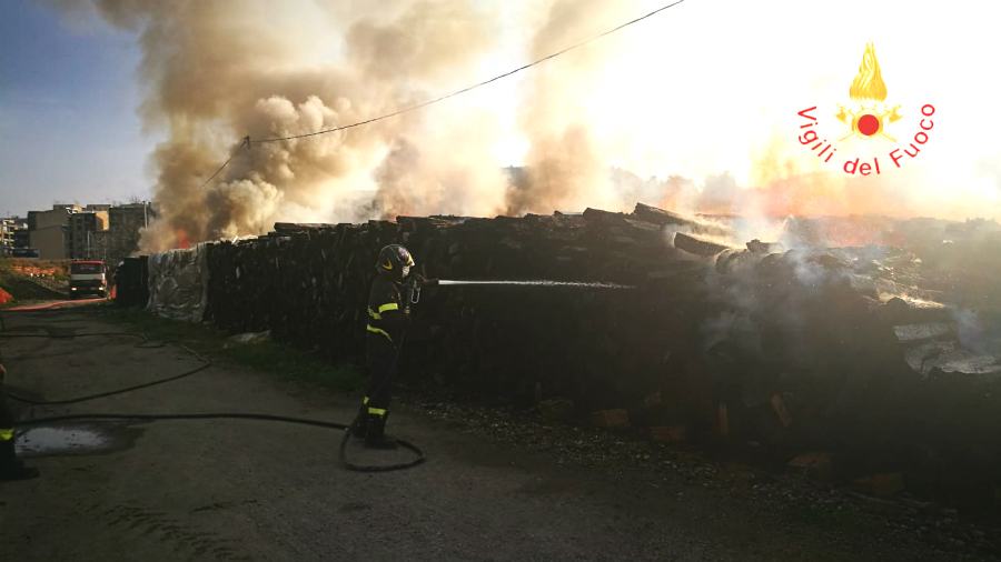 incendio traversine metro catanzaro 02