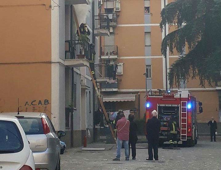 FOTONOTIZIA - Incendio in una palazzina di via Popilia 53 incendio via popilia 1