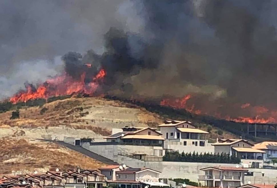 Vasto incendio a sud di Catanzaro. Fiamme vicino le abitazioni, panico tra i residenti 51 incendio3