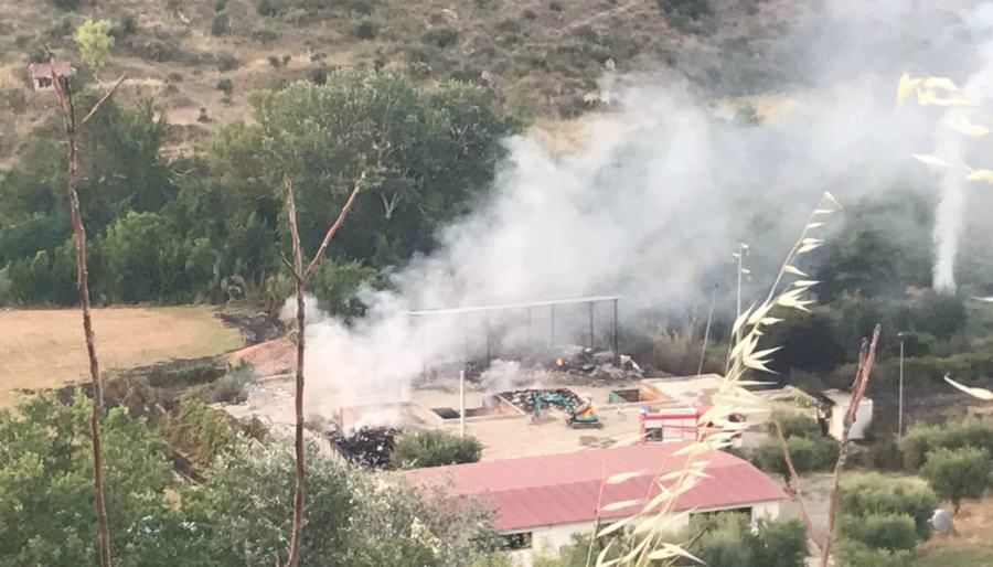 Dopo l'incendio, revocata l'ordinanza di chiusura dell'Isola Ecologia di Firmo 53 incendio isola ecologica firmo