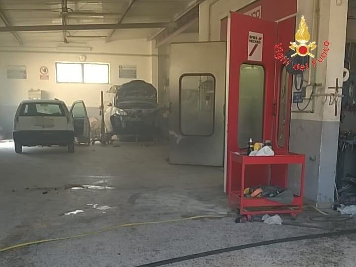 FOTONOTIZIA - Incendio divampa all'interno di un'autocarrozzeria 53 inceneio