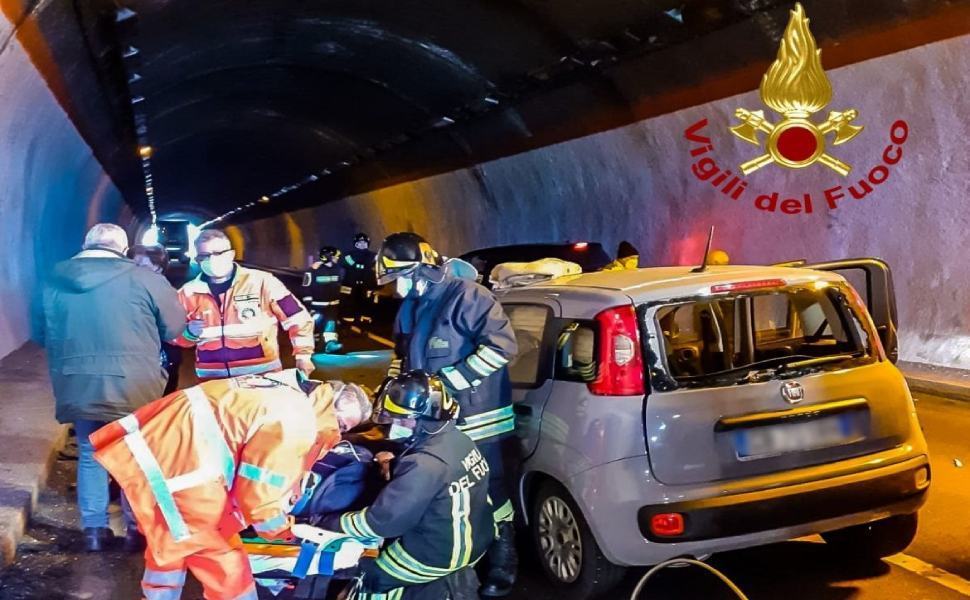Incidente in galleria sulla 107 a San Giovanni in Fiore, due feriti 51 incidente 107 galleria serra san giovanni fiore