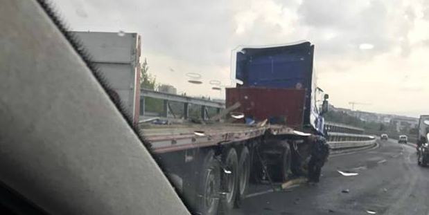 Incidente stradale sull'A2 tra Cosenza e Rende, coinvolti un'auto e un camion 51 incidente 16