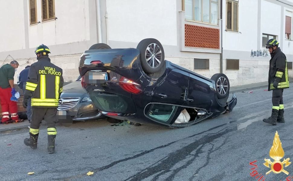Perde il controllo dell'auto che si ribalta e colpisce altre due vetture. Ferito un giovane 51 incidente CZ 02