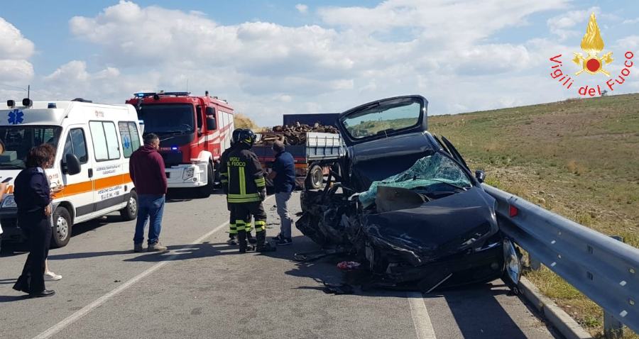 Incidente stradale, 17enne rimane incastrata tra le lamiere 53 incidente Cropani sersale Cz