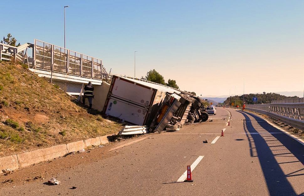Tragico incidente: si ribalta un tir allo svincolo di Morano Calabro: l'autista perde la vita 51 incidente a morna 1
