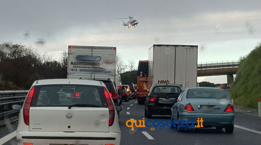 incidente a2 auto ribaltata 02