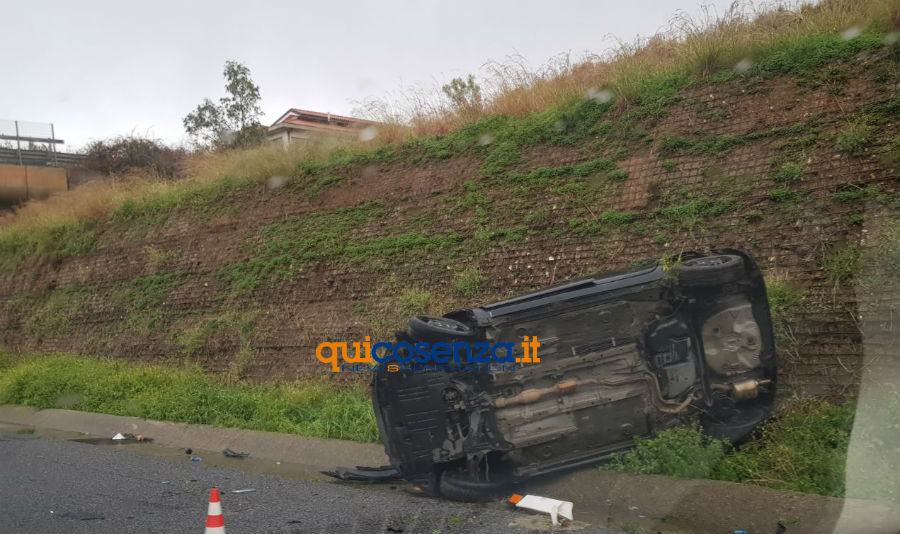 Grave incidente sull'A2 tra Falerna e Lamezia, intervenuto l'elisoccorso. Tre feriti (FOTO) 59 incidente a2 auto ribaltata 03