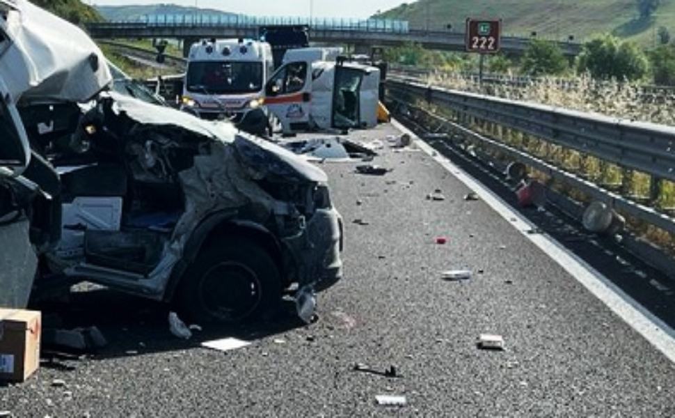 Violento incidente sull’A2, scontro tra due furgoni: quattro i feriti 51 incidente a2 mileto pizzo vv