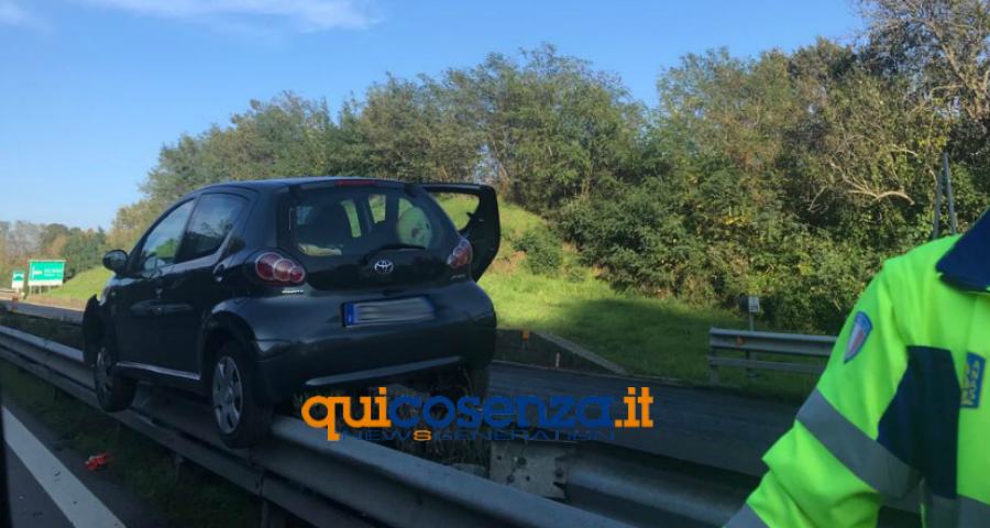 incidente a2 rogliano auto su spartitraffico 03
