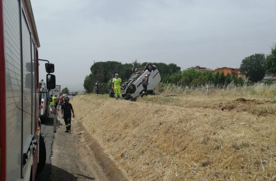 incidente a2 vv fuoco mezzo ribaltato