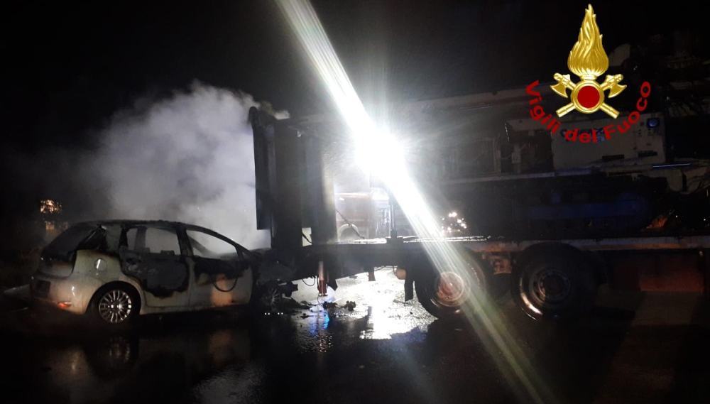Incidente sulla 106 tra un'auto e un camion, la vettura prende fuoco 51 incidente auto camion crotone