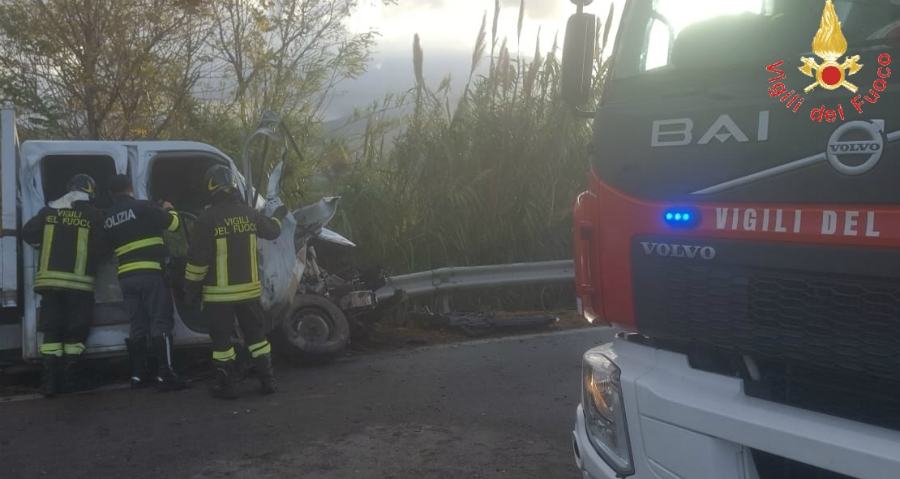 Tragico incidente stradale sulla Statale 18, una vittima 57 incidente campora furgone trattore