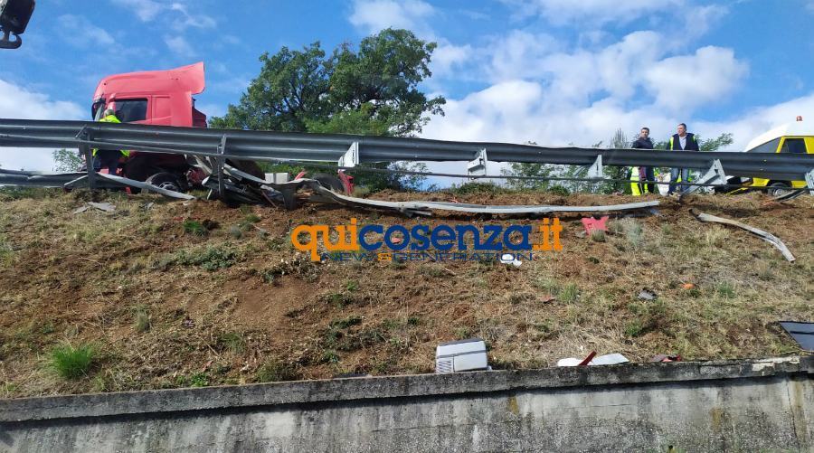 Incidente sull'A2 a Castrovillari, interviene l'elisoccorso 53 incidente castrovillari 02