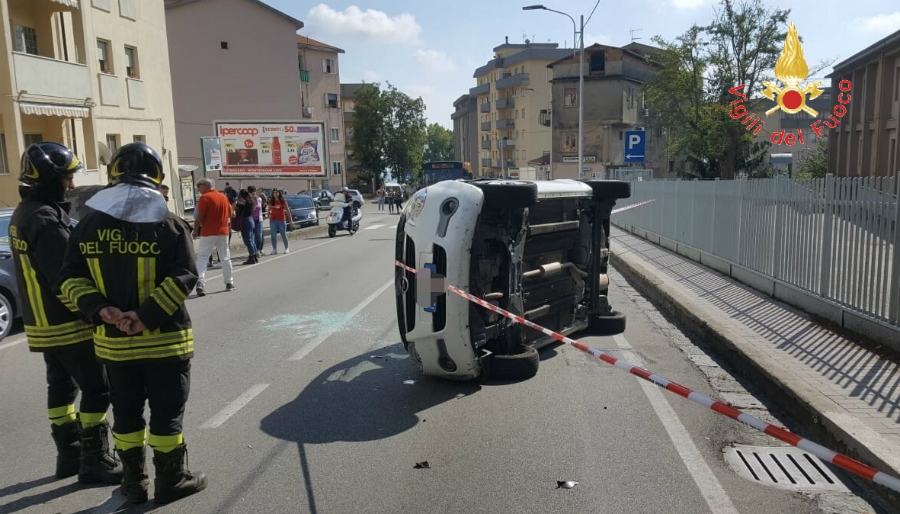 incidente catanzaro auto ribaltata