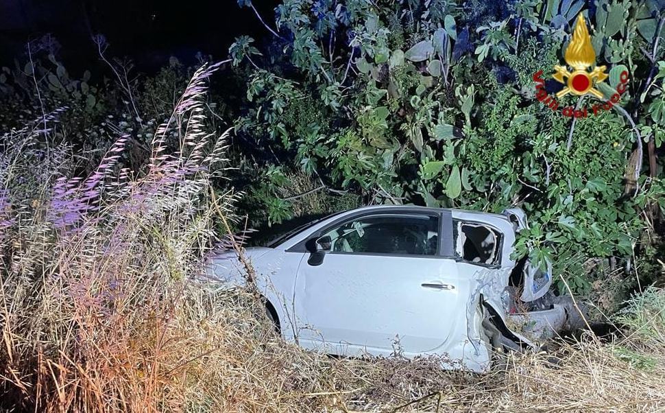 Auto sbanda e finisce fuori strada, due ragazze ferite 51 incidente crotone due ragazze
