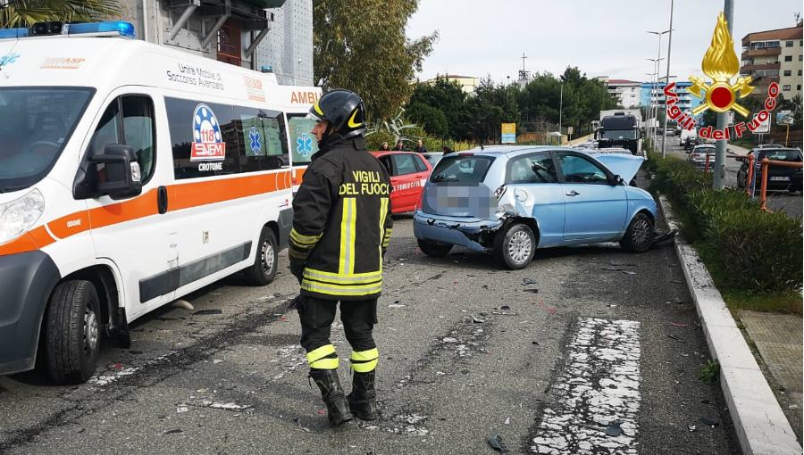 incidente crotone via ghandi 01