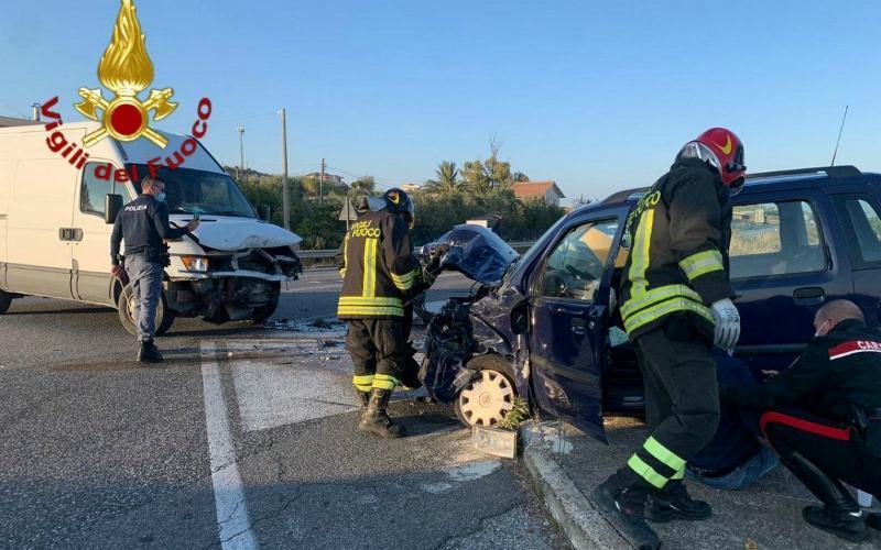 Crotone, scontro frontale tra un furgone e un'auto: due feriti 58 incidente crotone