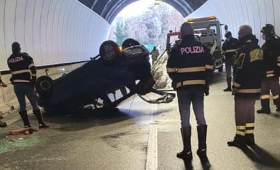 Auto si ribalta in galleria sull'A2, tra Altilia e Rogliano 53 incidente galleria nord tra svincoli altilia e rogliano