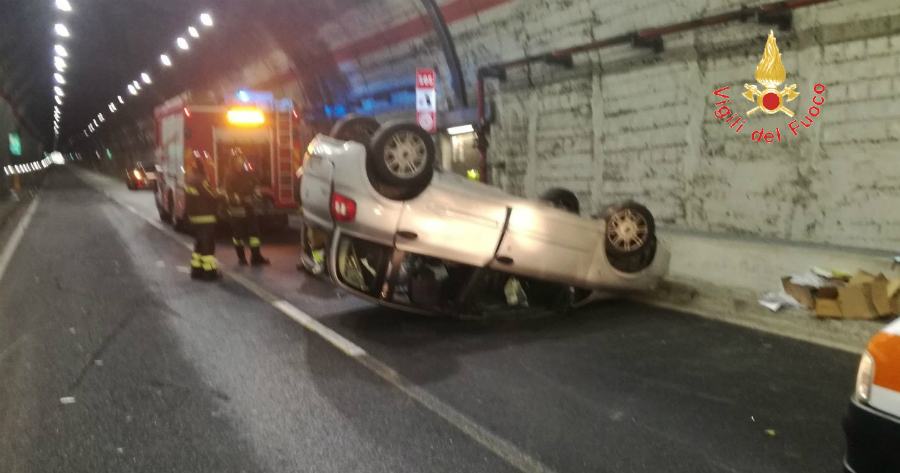 Fiat Multipla si ribalta in galleria, ferito il conducente 53 incidente galleria sansinato