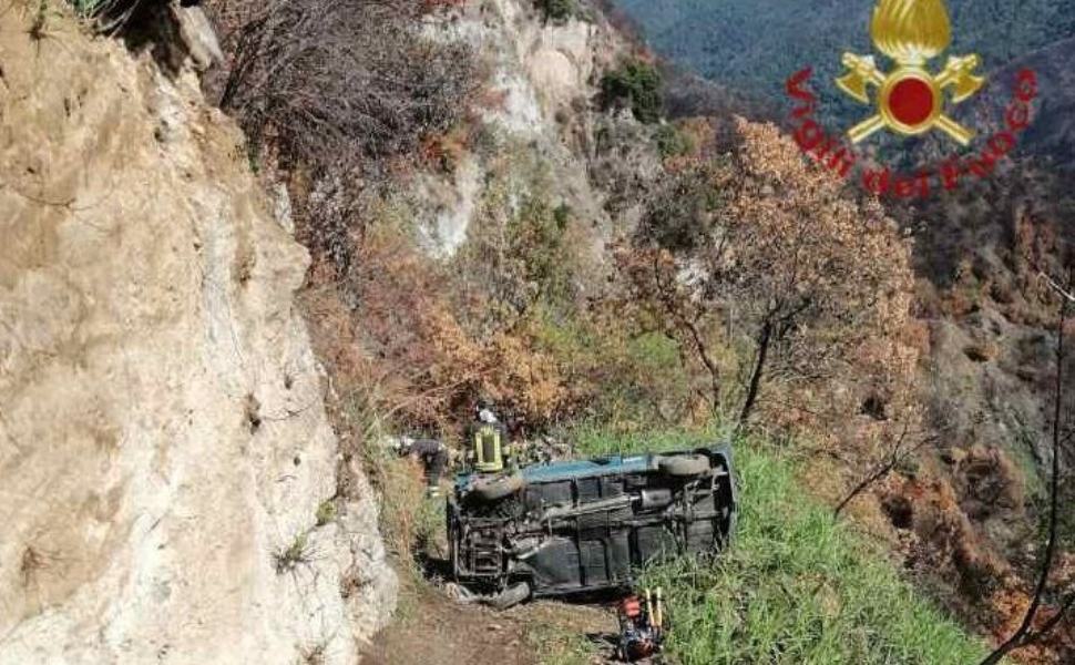 Auto precipita in una scarpata di oltre 15 metri, un ferito 51 incidente grotteria