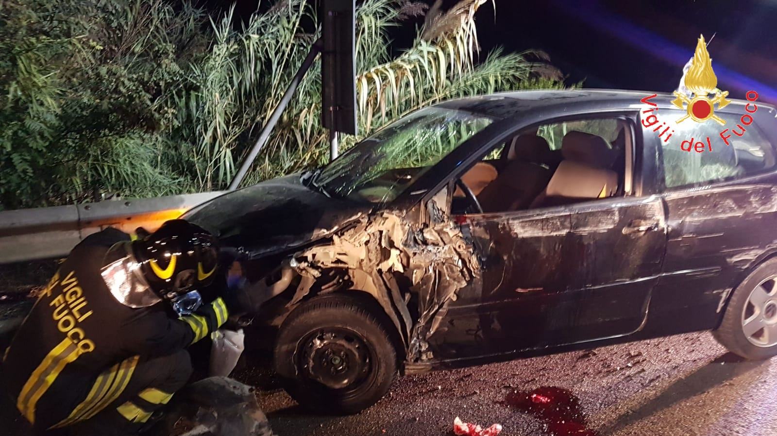 Incidente stradale, auto perde il controllo e si schianta contro la barriera new jersey 53 incidente lamezia statale 280 1
