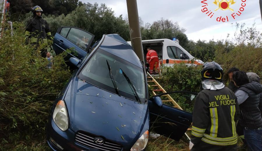 Perde il controllo dell'auto e si schianta contro un palo della luce 53 incidente lamezia vigili fuoco 01