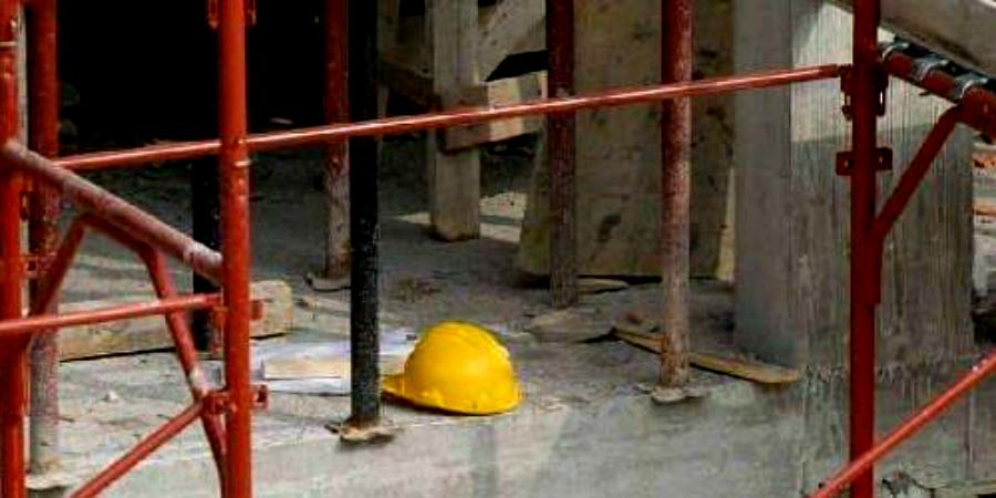 Operaio cade da un'impalcatura, è grave: "Non si può più morire di lavoro" 51 incidente lavoro impalcatura