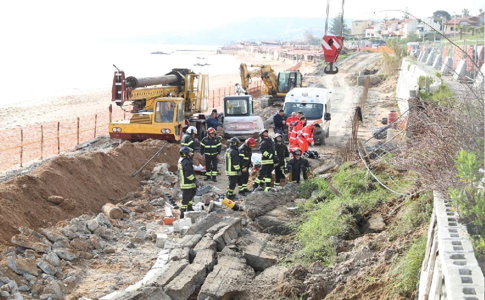 Operai uccisi dal crollo di un muro in un cantiere, in cinque alla sbarra 51 incidente lungomare crotone