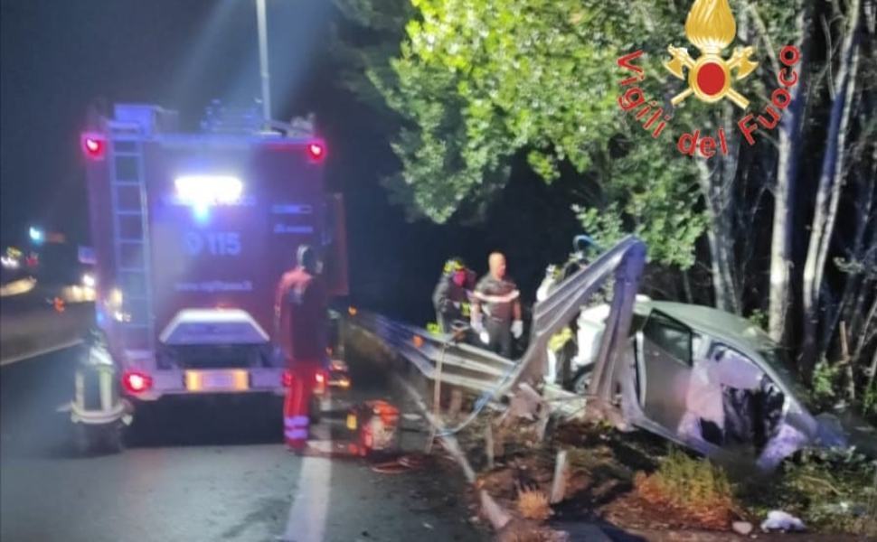 Auto finisce fuori strada, una vittima e un ferito 51 incidente marcellinara 01