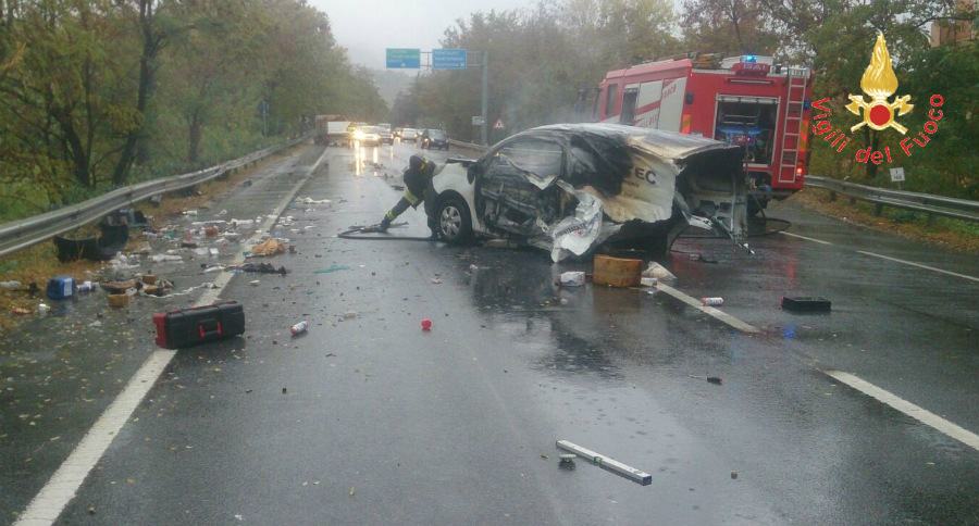 Ancora un incidente sulla Statale 106, autista di un furgone rimane ustionato 53 incidente montepaone ss 106