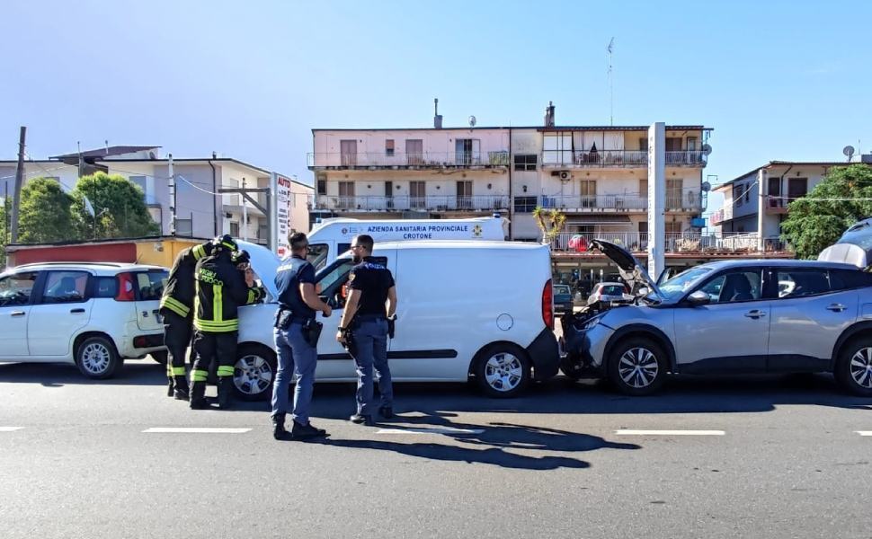 Incidente sulla SS 106: coinvolte tre autovetture 51 incidente poggio pudano kr 01