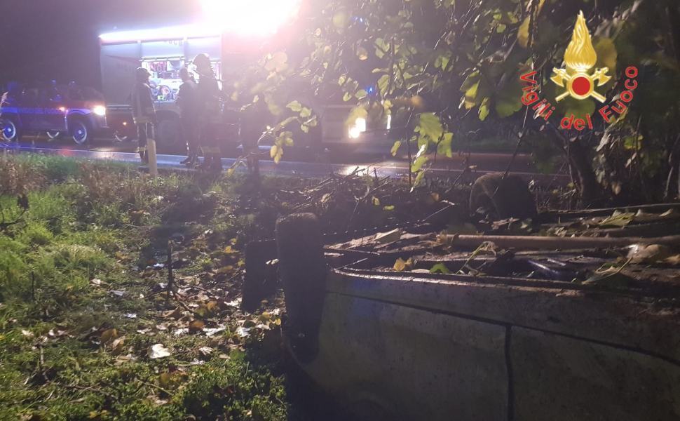 incidente sellia marina auto capovolta 3 giovani 02