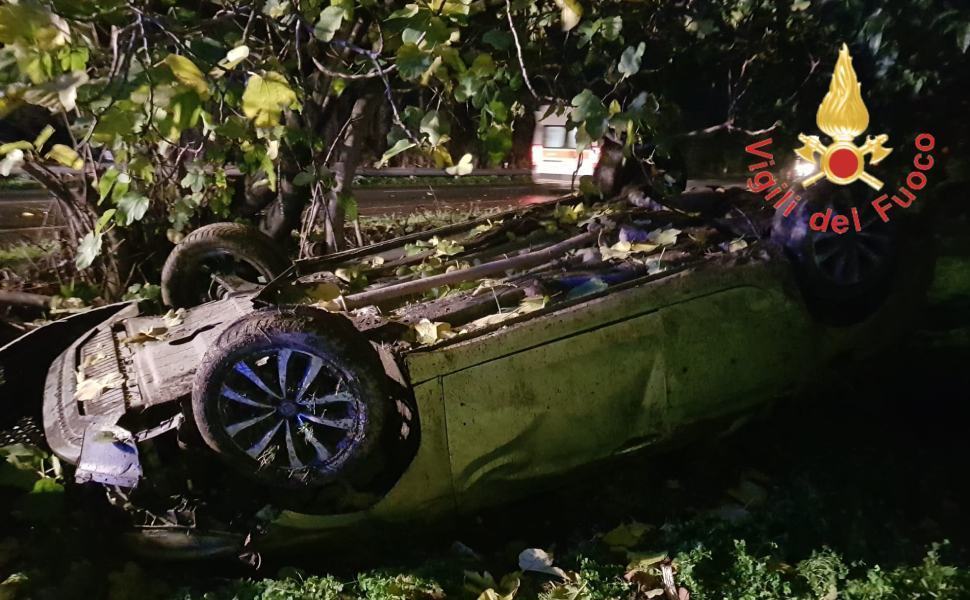 incidente sellia marina auto capovolta 3 giovani 03