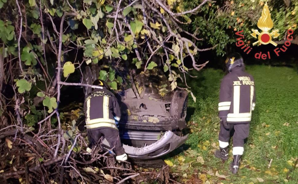 incidente sellia marina auto capovolta 3 giovani 1