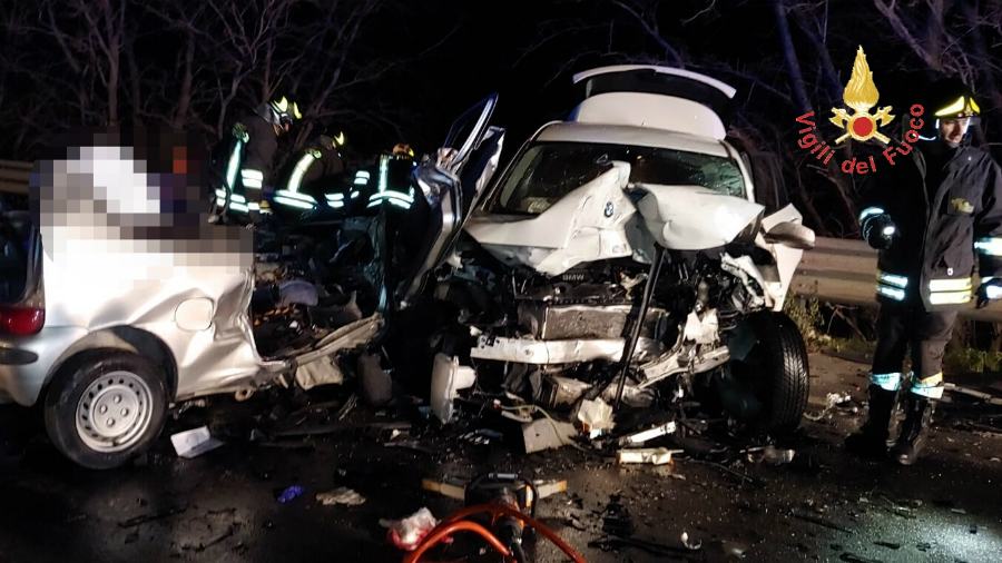 Tragico incidente sulla 106, due giovani hanno perso la vita 55 incidente simeri crichi 106 03