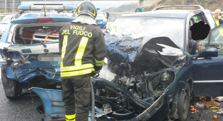 Auto della polizia travolta mentre interviene in un incidente sull'A2 in provincia di Cosenza 53 incidente stradale 1