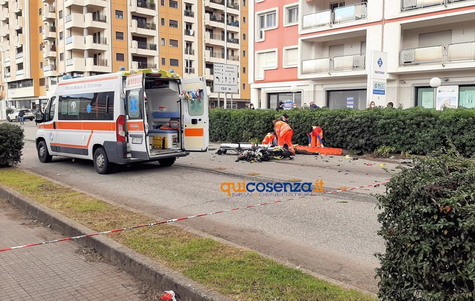 Tragico incidente stradale a Cosenza, morto il motociclista di 30 anni 51 incidente via Panebianco5