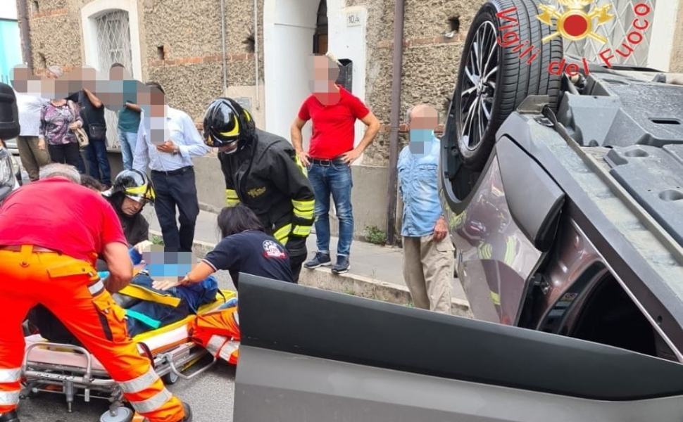 incidente via Toti a Lamezia auto ribaltata 01