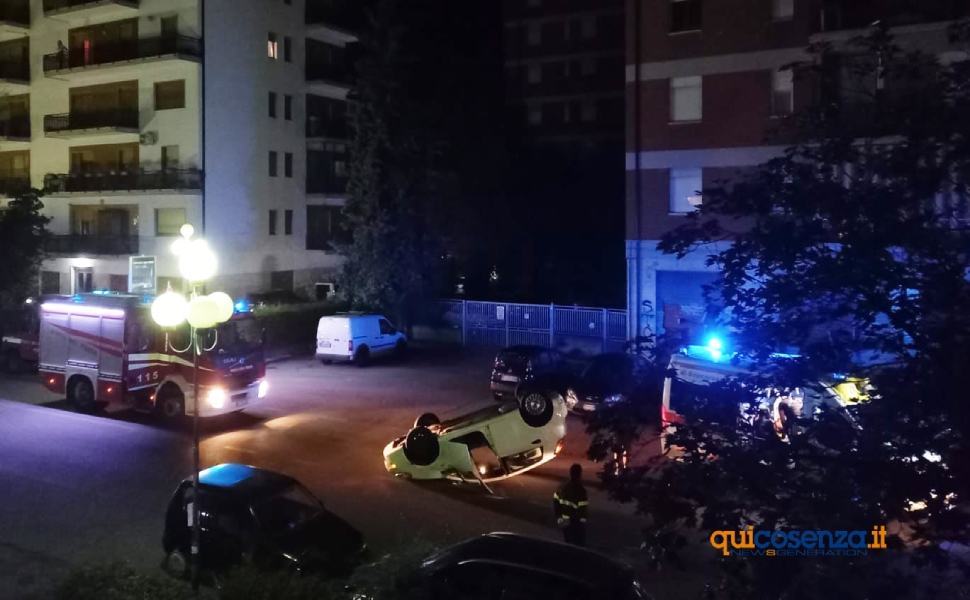 Rende: incidente autonomo in via Ciro Menotti, auto si ribalta 51 incidente via ciro menotti