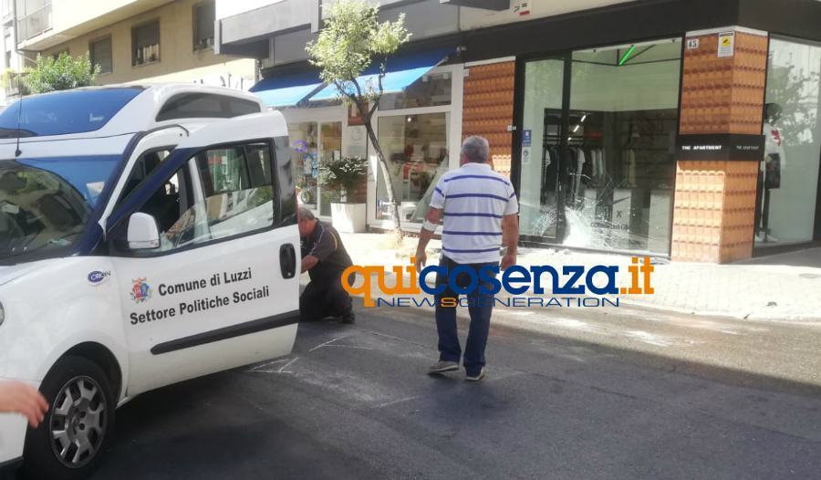 Cosenza: incidente a via Montesanto, tampona auto, distrugge vetrina e fugge 52 incidente via montesanto 01