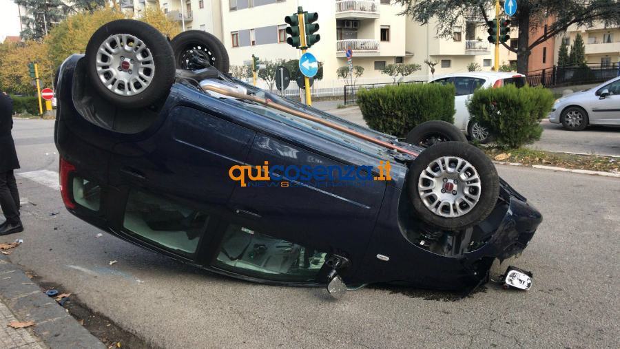 Cosenza, scontro all'incrocio di via Negroni. Auto si ribalta - FOTO 61 incidente via negroni cs 02
