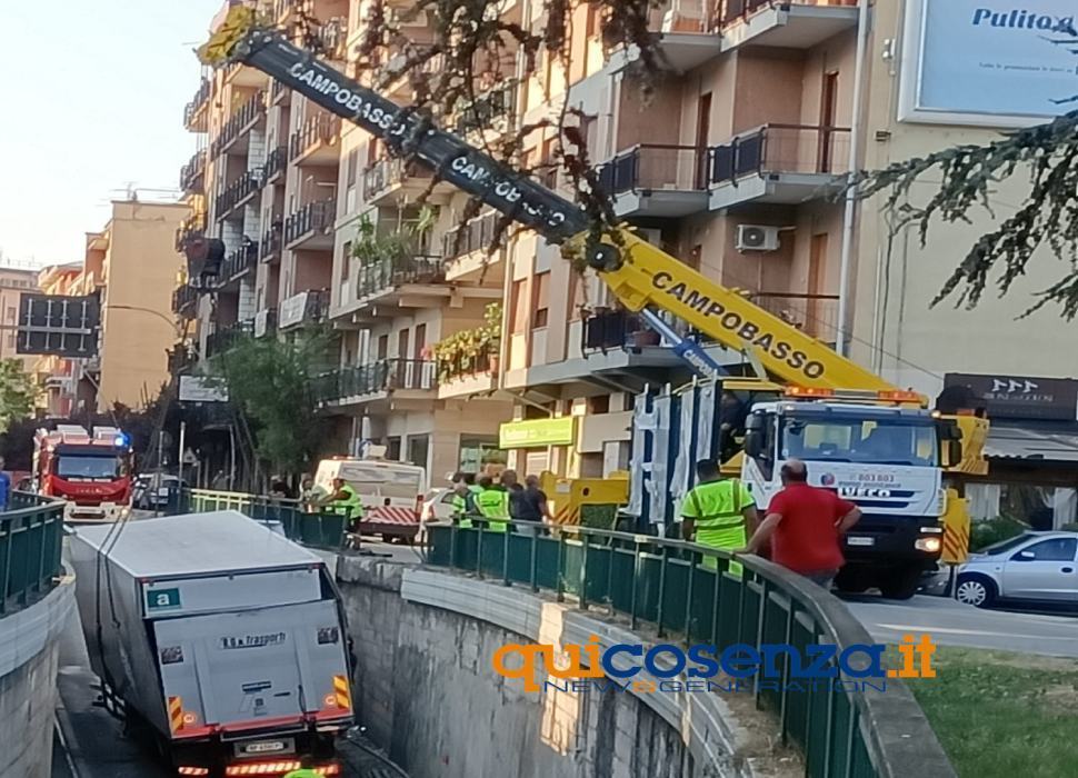 incidente via pasquale rossi camion 04