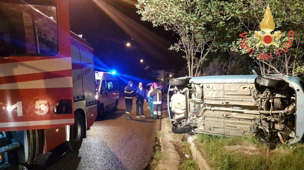 Incidente stradale, auto con due ragazze a bordo si ribalta 55 incidente vigili fuoco auto ribaltata