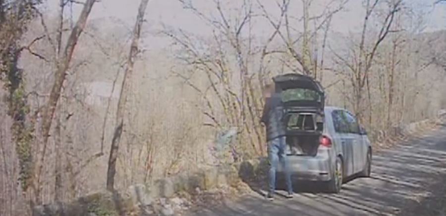 incivile pedace rifiuti