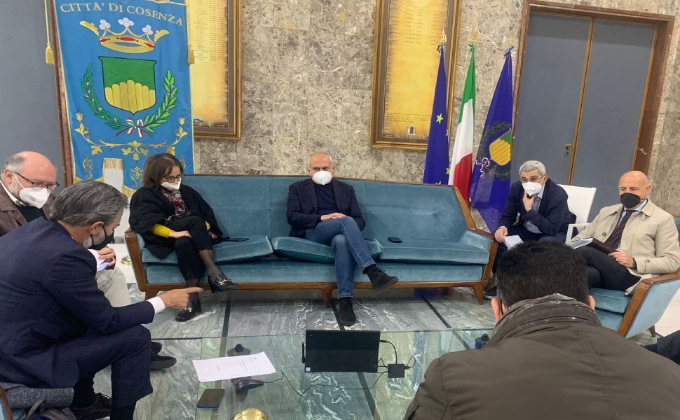 Parcheggi a Cosenza, Caruso: "no ad aumento costi, ma chi li usa paghi" 51 incontro comune cosenza caruso con Saba 1