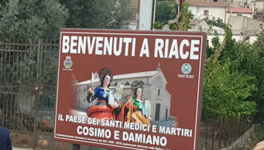 insegna nuova a Riace Santi Cosma e Damiano