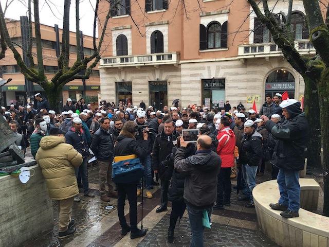 Fondi per creare lavoro, 220 corsi per 5.500 disoccupati. Protesta dal Prefetto di Cosenza: "A cosa servono?" 65 disoccupati cosenza