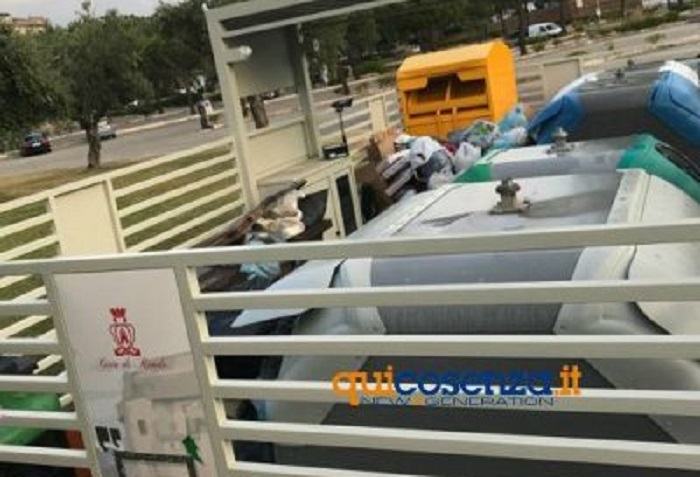 Rende, cittadini multati per "illecito abbandono rifiuti". UNC: "chiesto annullamento" 53 isola ecologica rende 1