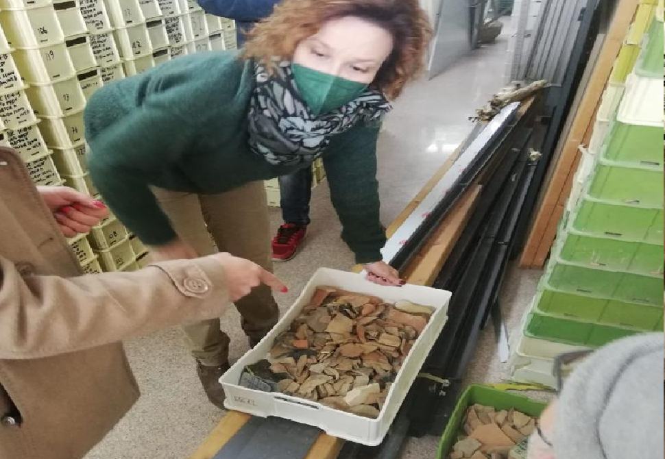 la direttrice del Museo Marilena Cerzoso riceve i reperti